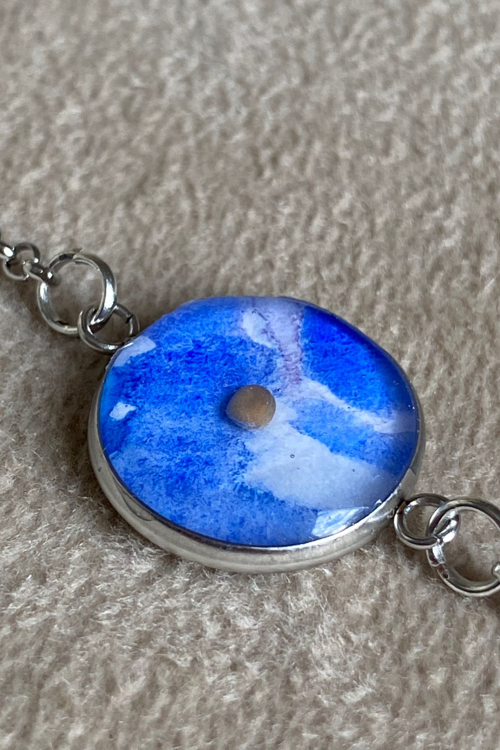 Bracelet personnalisé Pépite & Breloque avec aquarelle bleue et chaîne argentée.